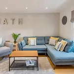Fantastic 3-Bed House With Parking
