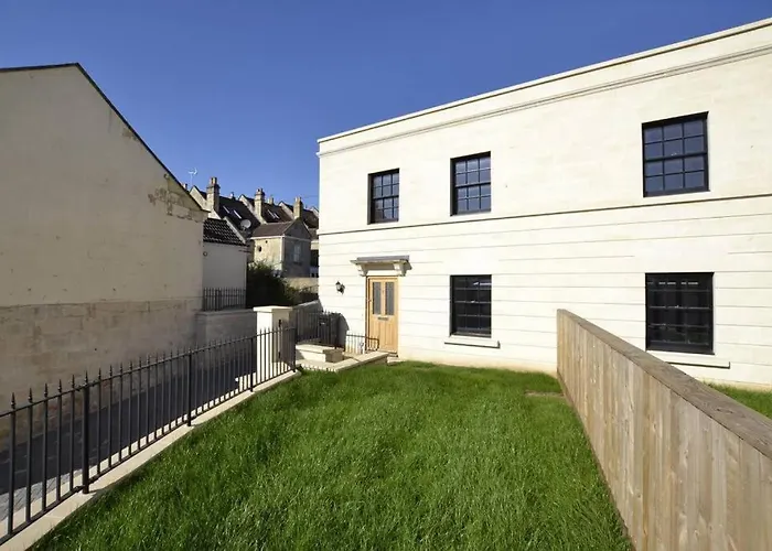 Fantastic 3-Bed House With Parking