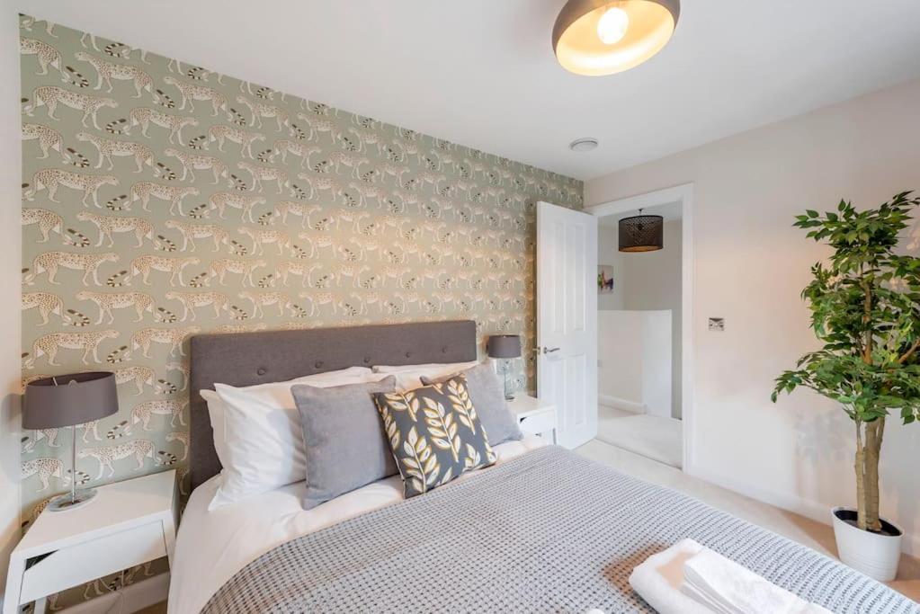 Holiday home Fantastic 3-bed House With Parking