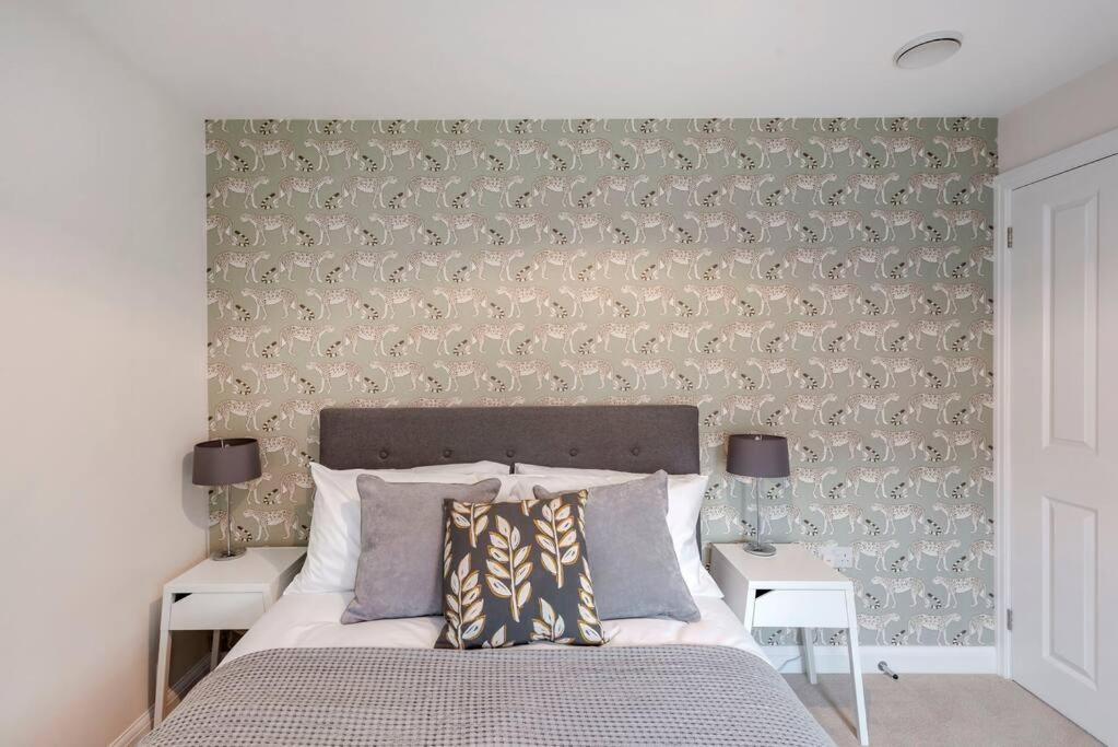Fantastic 3-bed House With Parking * Bath