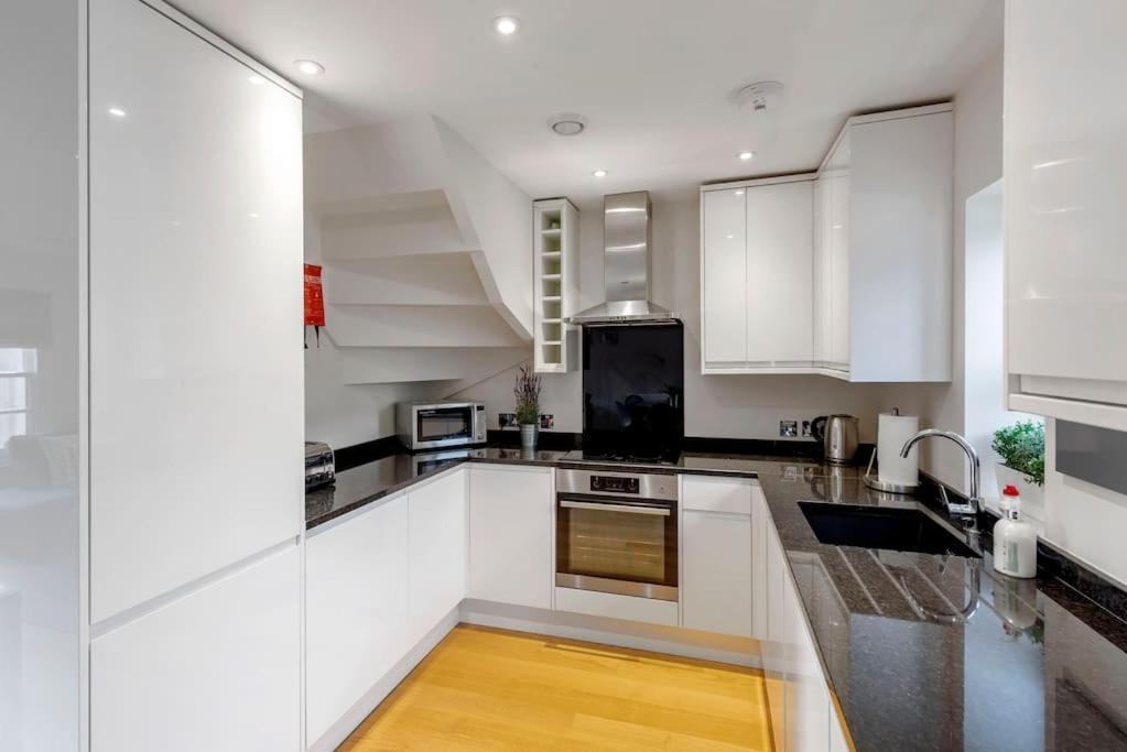 Fantastic 3-bed House With Parking