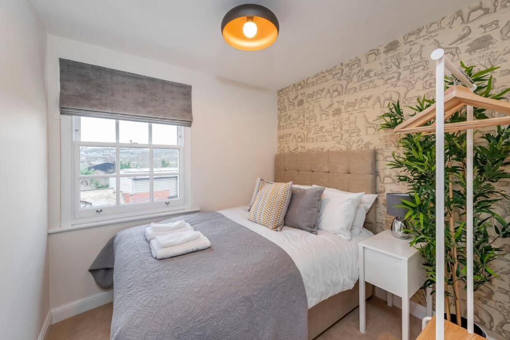 Fantastic 3-bed House With Parking * Bath