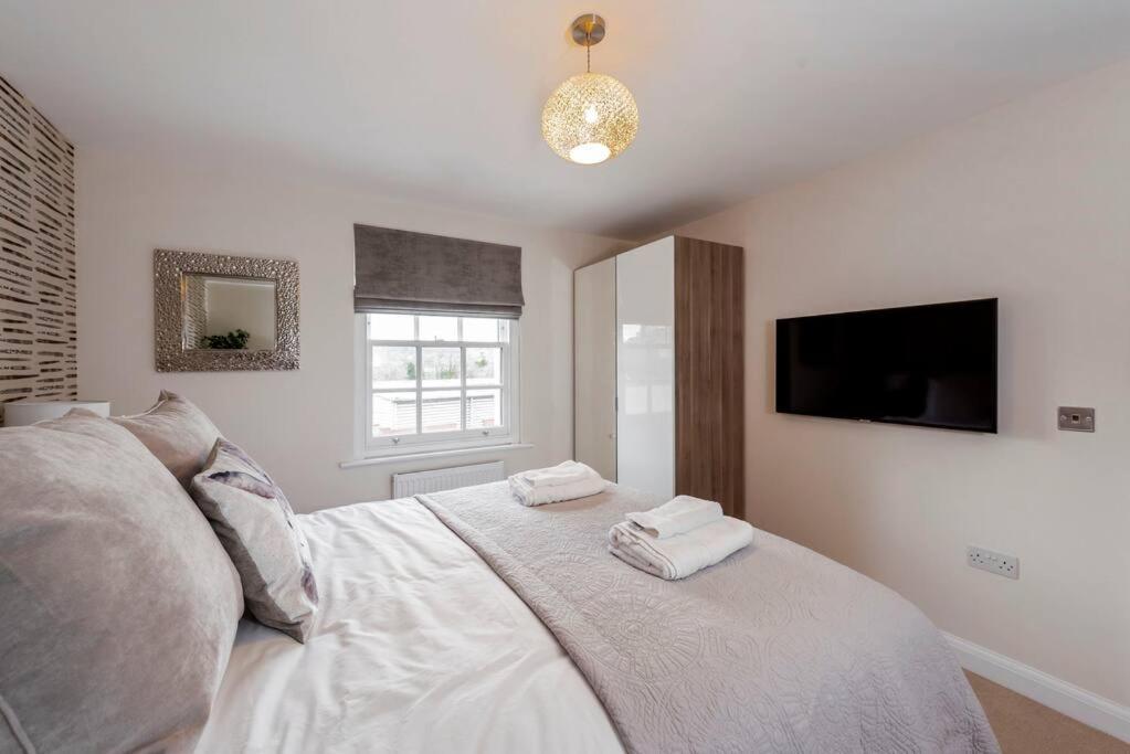 Fantastic 3-bed House With Parking * Bath