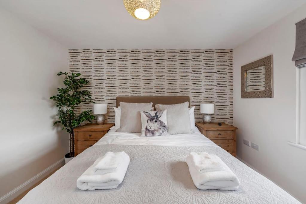 Fantastic 3-bed House With Parking * Bath