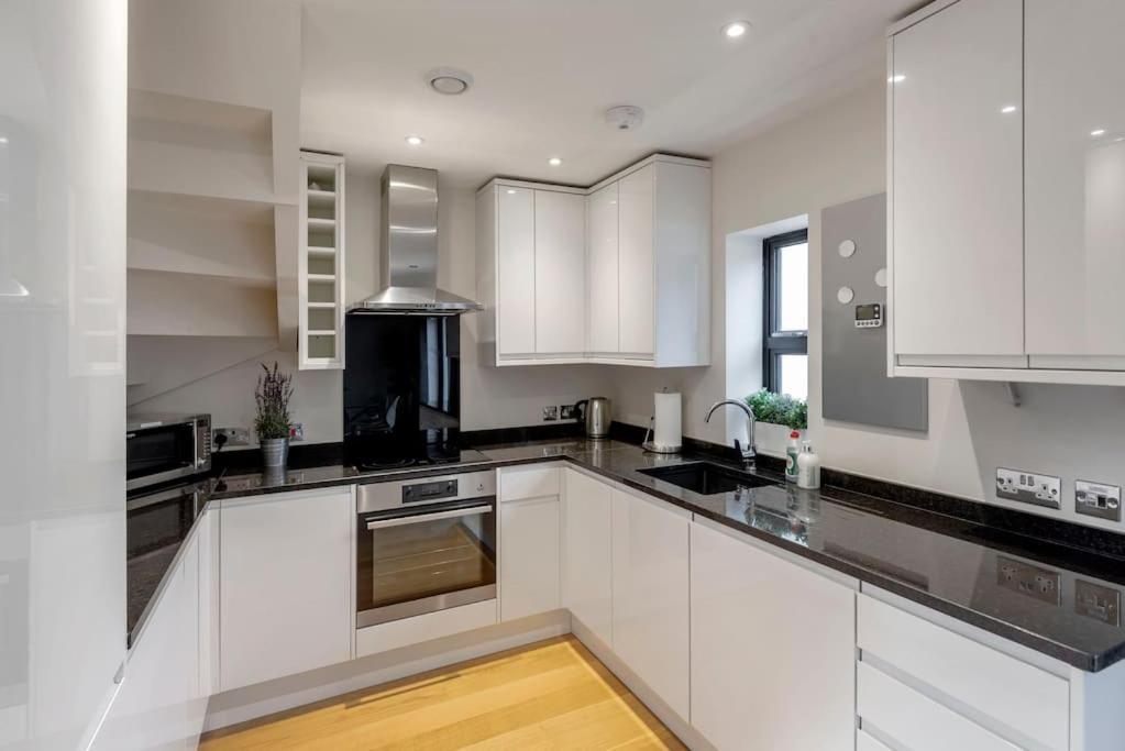 Fantastic 3-bed House With Parking Holiday home