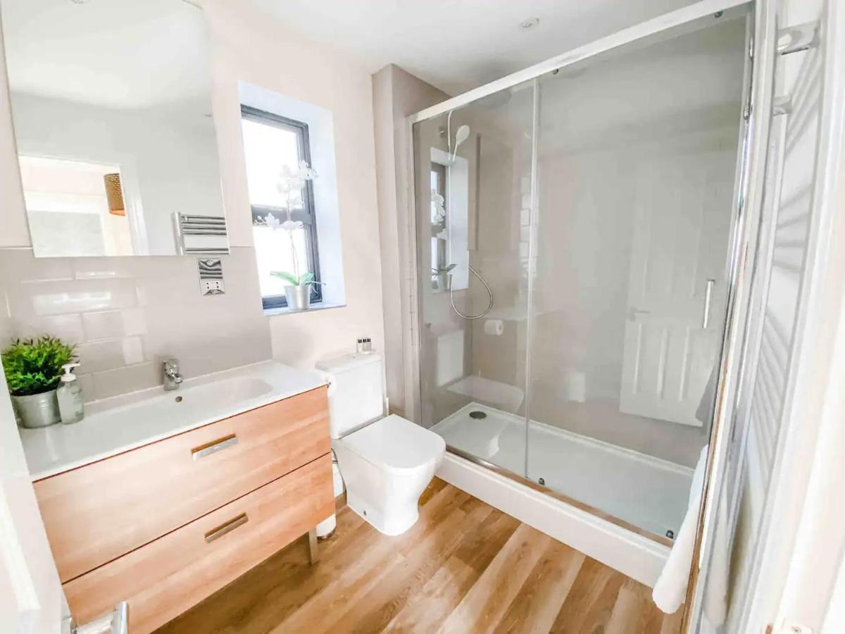 Fantastic 3-bed House With Parking *